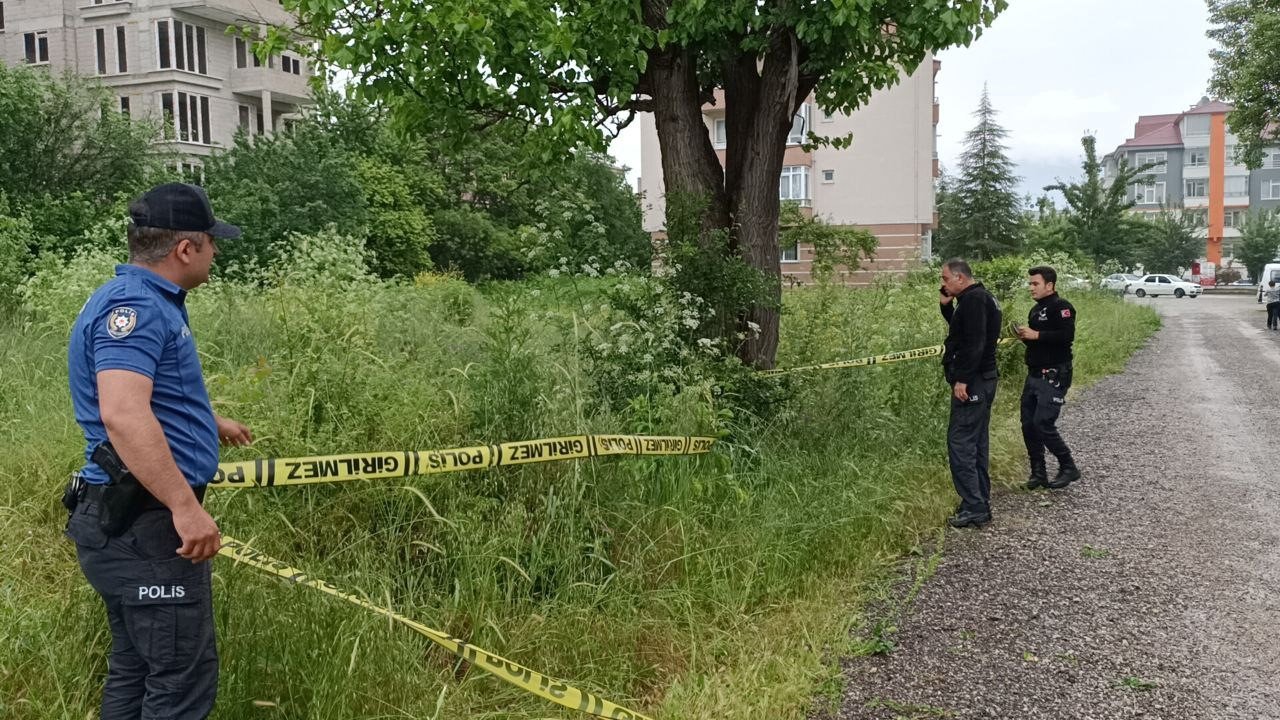 Silah sesine koşan vatandaşlar genç adamı kanlar içinde buldu