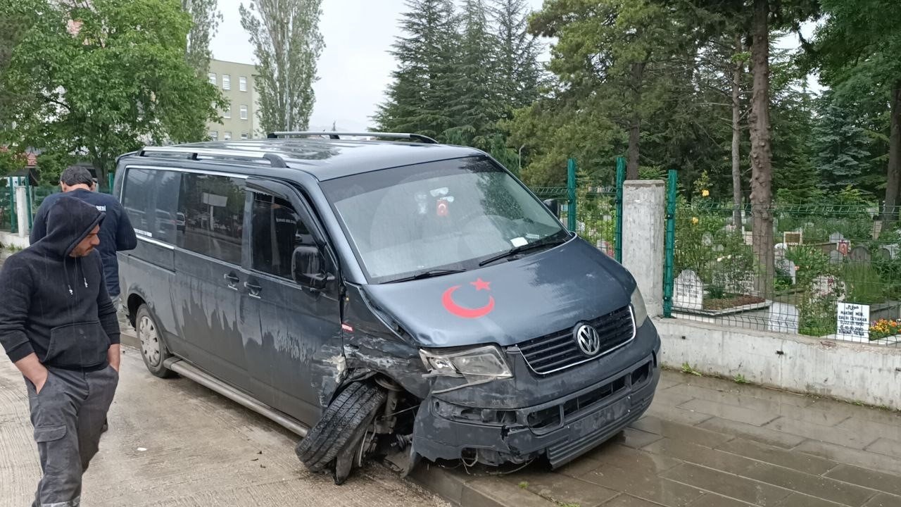 Kazaya karışan otomobil çöp konteynerlerine çarparak durabildi