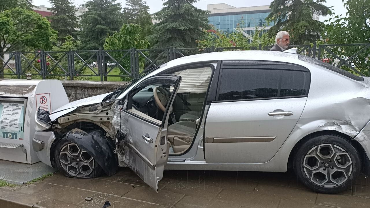 Kazaya karışan otomobil çöp konteynerlerine çarparak durabildi
