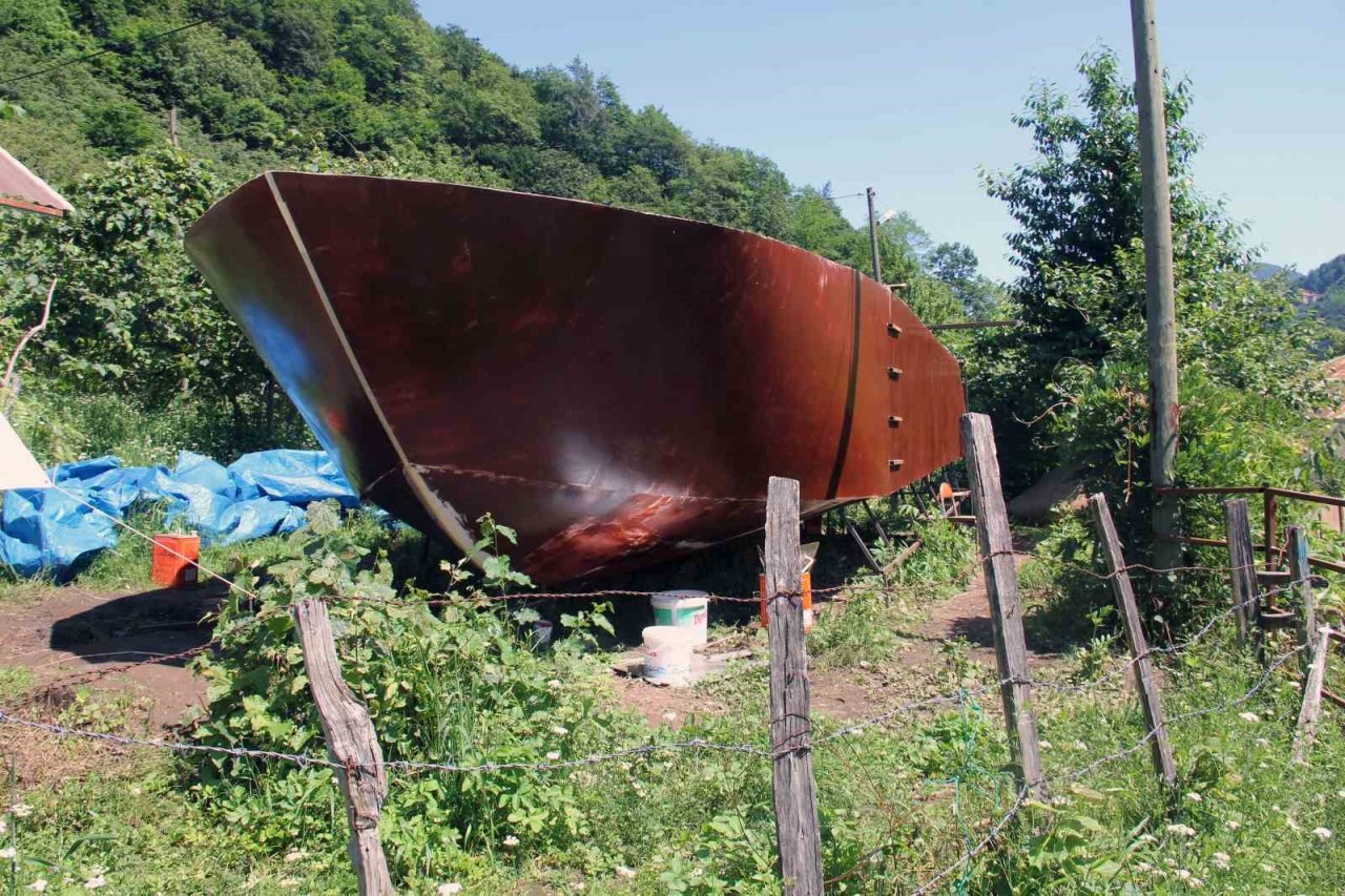 Denize 40 km mesafedeki tepeye deniz feneri yaptılar yetmedi şimdi de tekne yapıyorlar