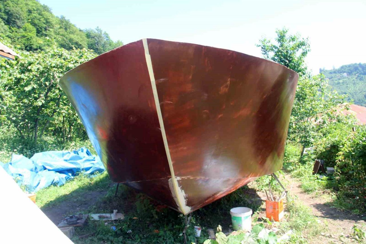 Denize 40 km mesafedeki tepeye deniz feneri yaptılar yetmedi şimdi de tekne yapıyorlar