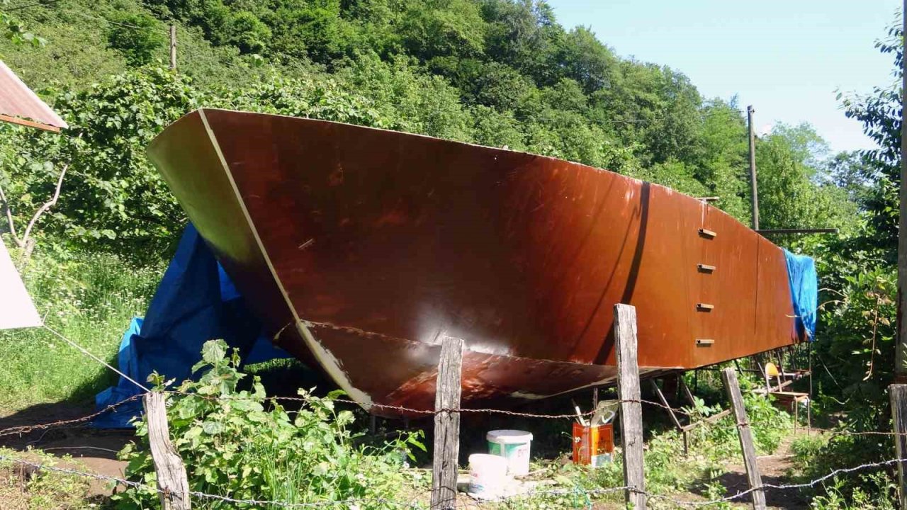 Denize 40 km mesafedeki tepeye deniz feneri yaptılar yetmedi şimdi de tekne yapıyorlar