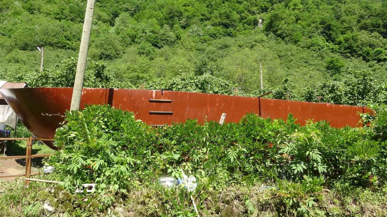 Denize 40 km mesafedeki tepeye deniz feneri yaptılar yetmedi şimdi de tekne yapıyorlar