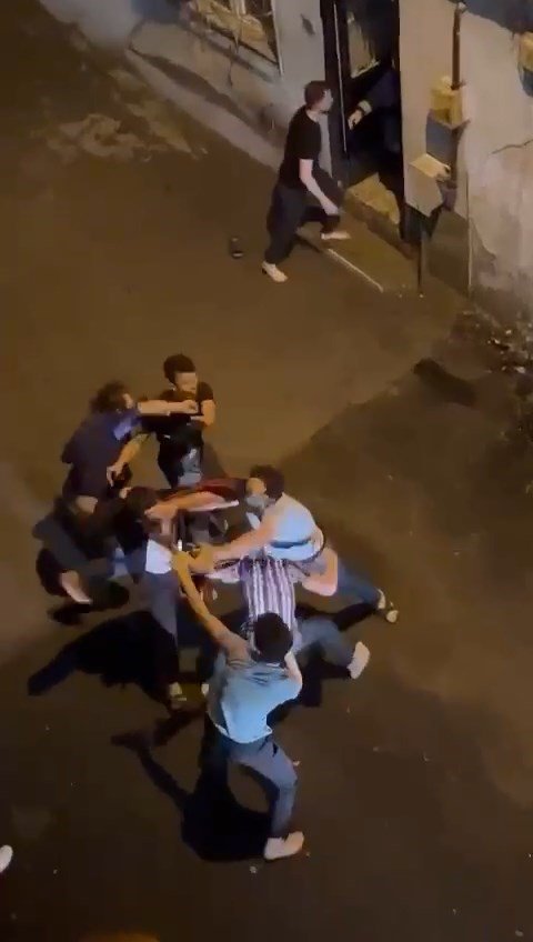 Gençlerin sopalı ve yumruk yumruğa kavgası kamerada