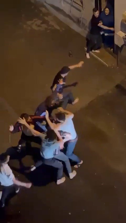 Gençlerin sopalı ve yumruk yumruğa kavgası kamerada
