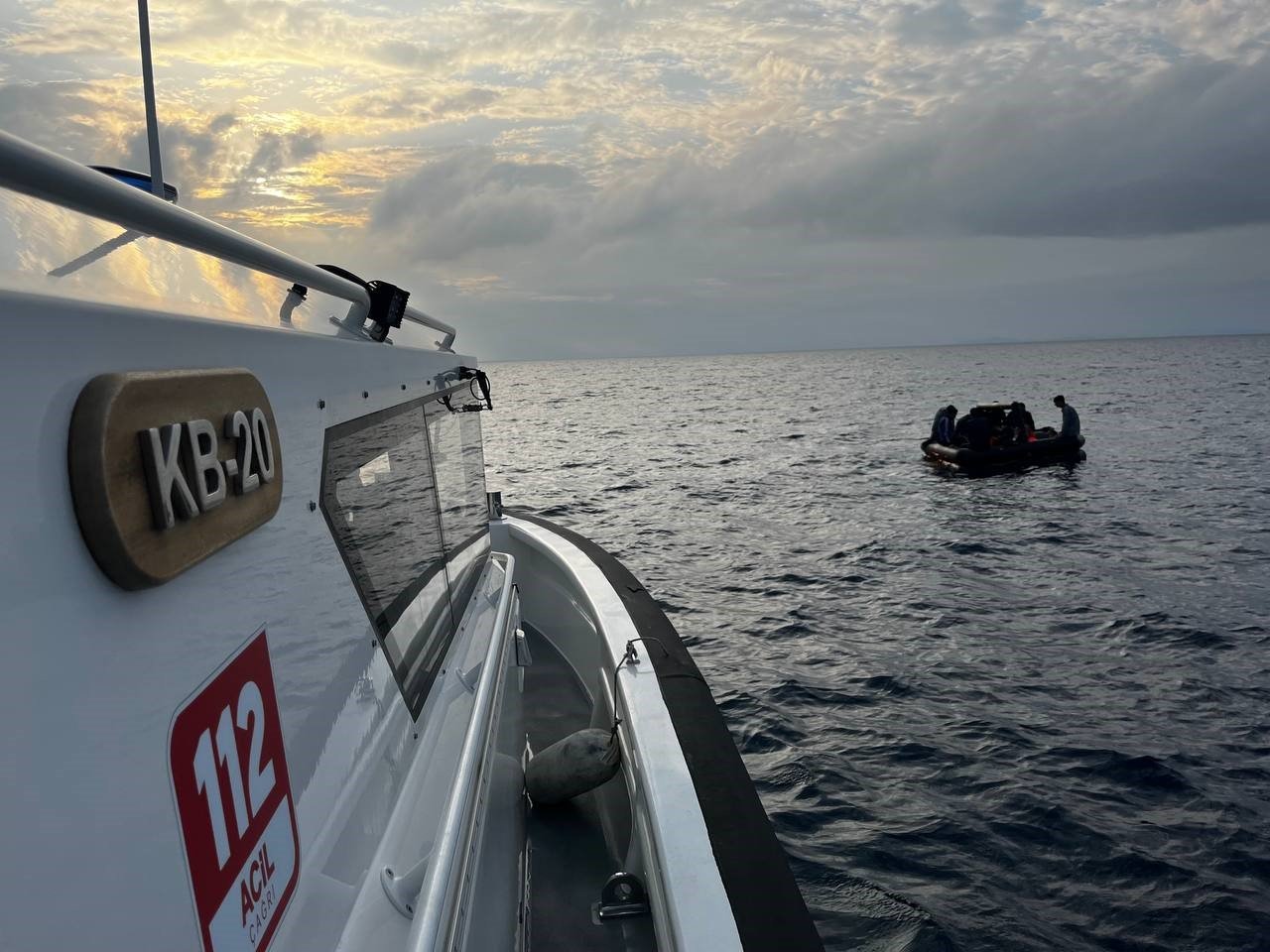 Ayvacık açıklarında Yunan unsurlarınca ölüme terk edilen 35 kaçak göçmen kurtarıldı