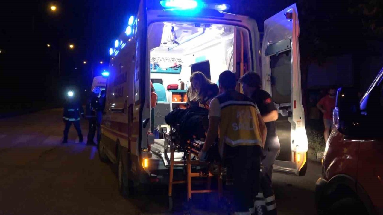 Kavşakta iki araç çarpıştı: 2 yaralı