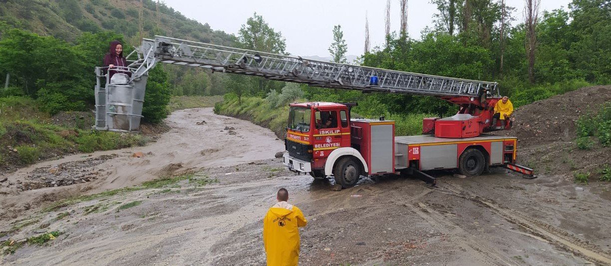 Selde mahsur kalan aileyi itfaiye ekipleri kurtardı