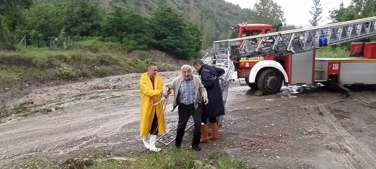 Selde mahsur kalan aileyi itfaiye ekipleri kurtardı