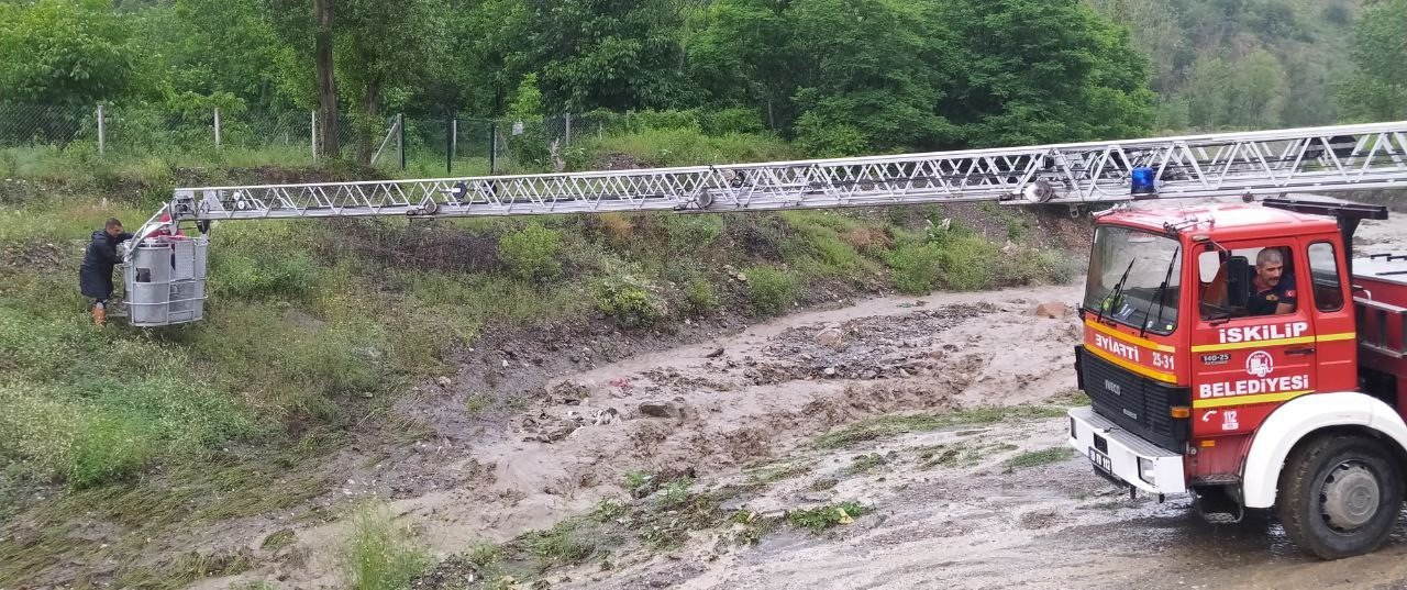 Selde mahsur kalan aileyi itfaiye ekipleri kurtardı