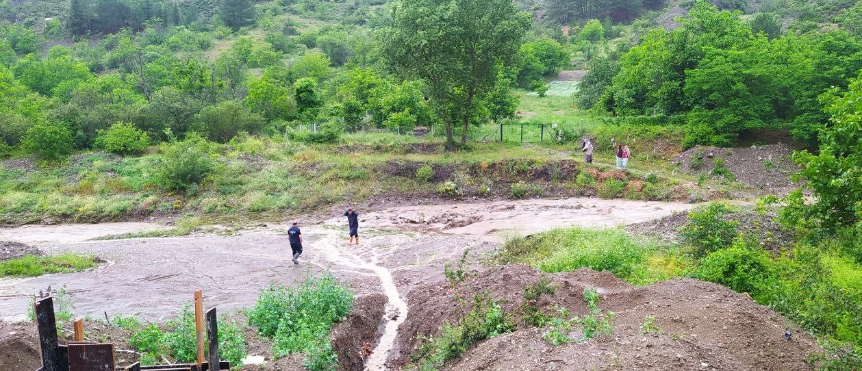 Selde mahsur kalan aileyi itfaiye ekipleri kurtardı