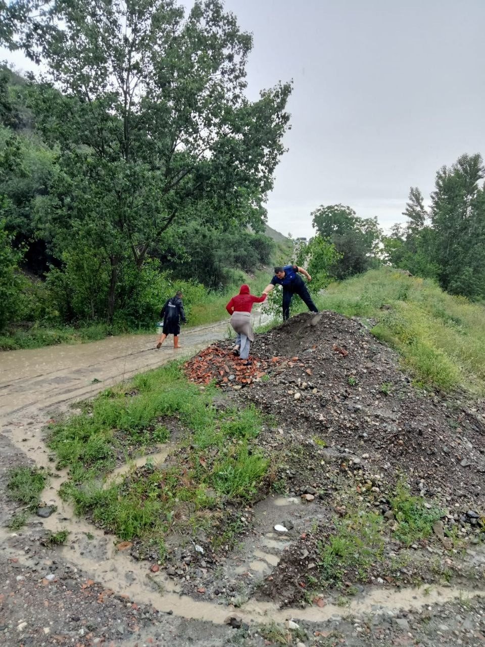 Selde mahsur kalan aileyi itfaiye ekipleri kurtardı