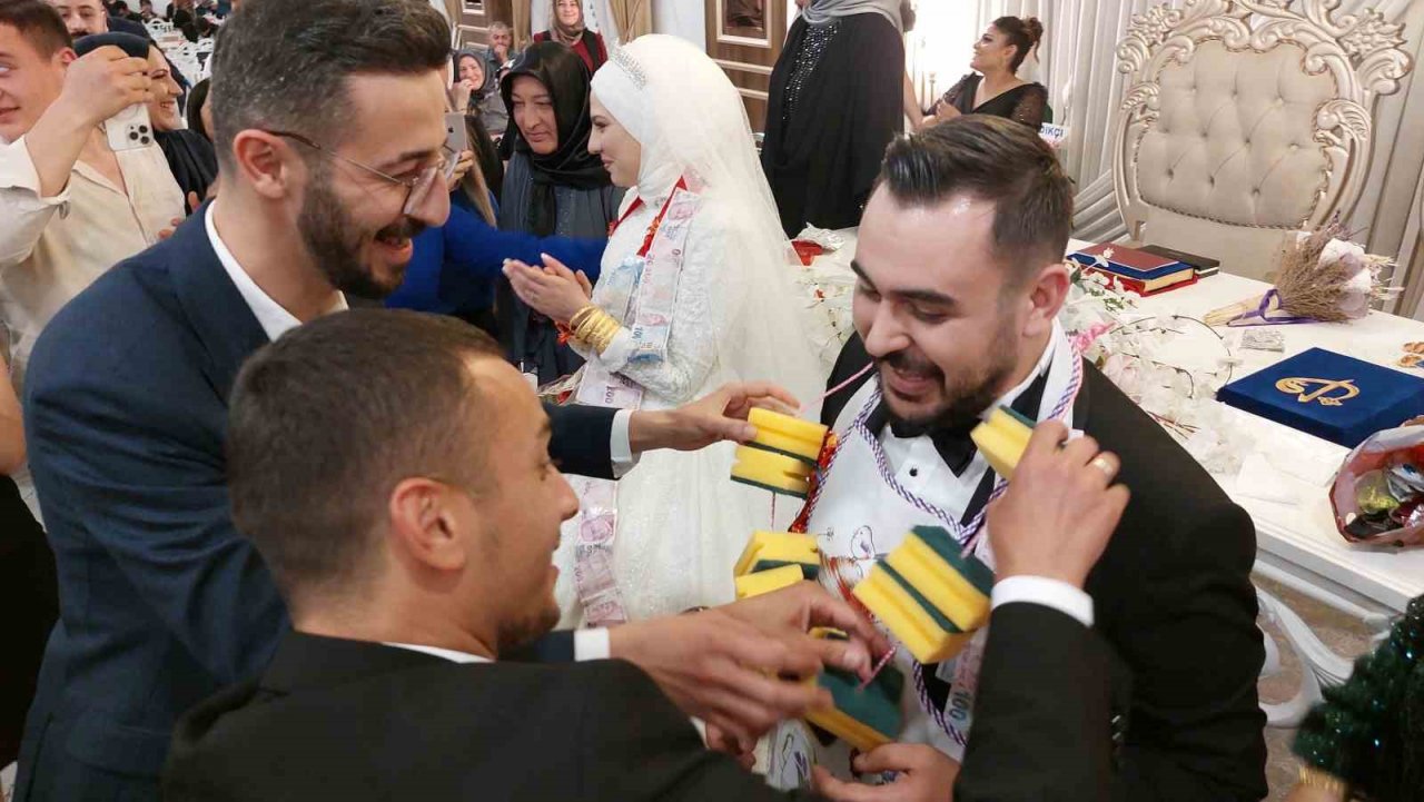 Gelinin vefası: Karaciğer nakli olan dayısını gelinliğiyle hastanede ziyaret etti