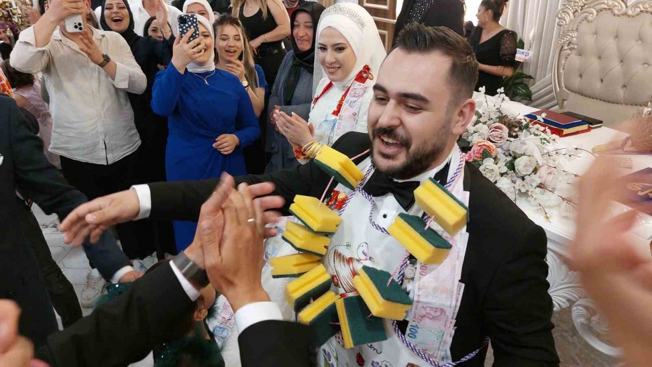 Gelinin vefası: Karaciğer nakli olan dayısını gelinliğiyle hastanede ziyaret etti