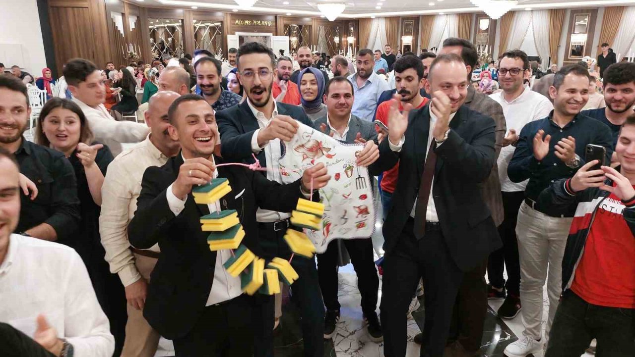 Gelinin vefası: Karaciğer nakli olan dayısını gelinliğiyle hastanede ziyaret etti