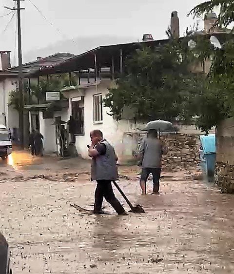 Sel baskınları Pamukkale’nin 4 mahallesinde hasara yol açtı