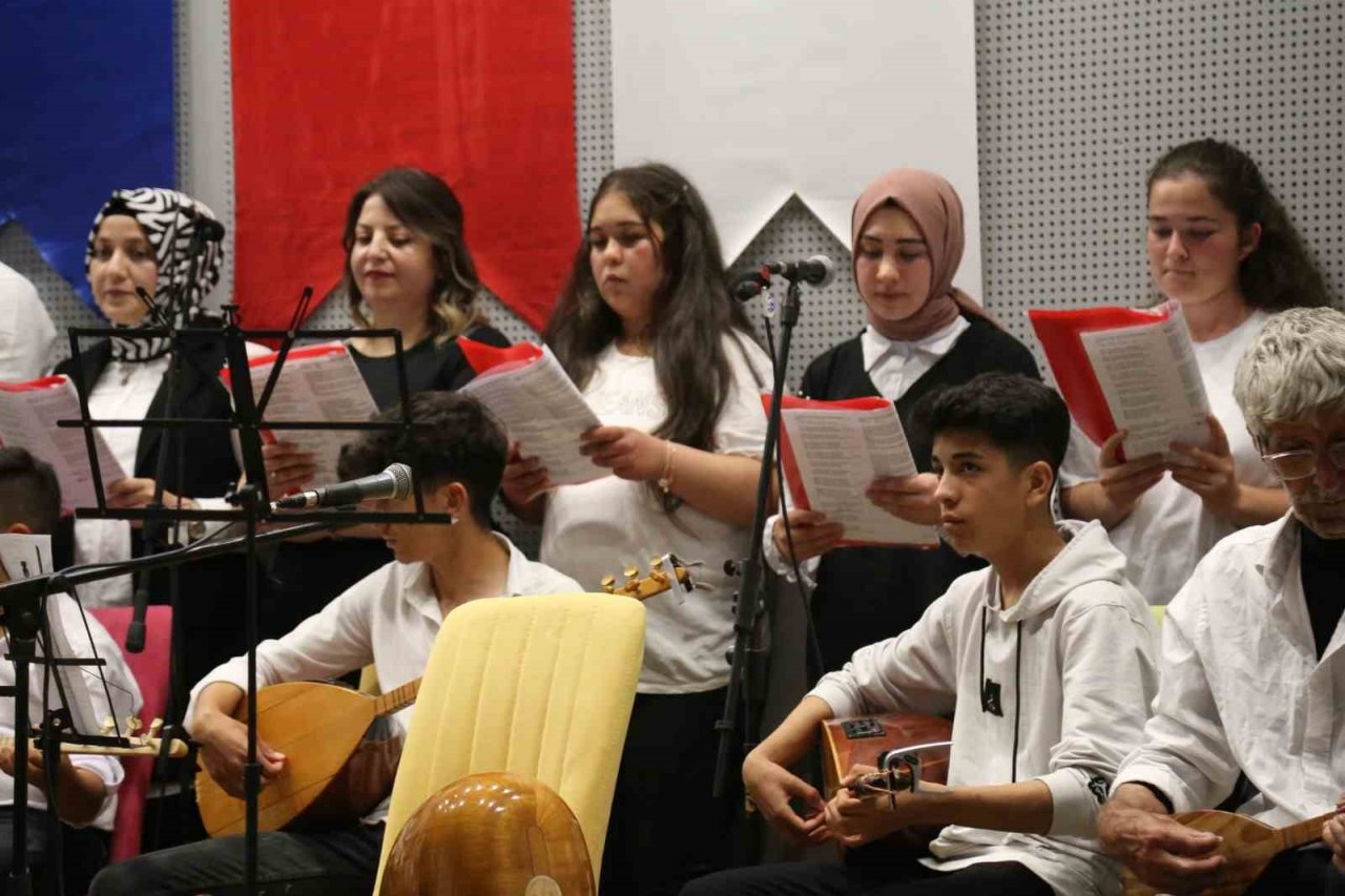 Aşık Veysel şiirleriyle anıldı