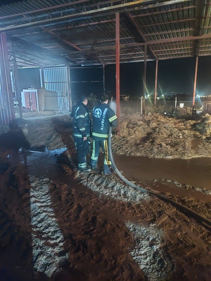 Alev alev yanan samanlıkta binlerce liralık zarar oluştu