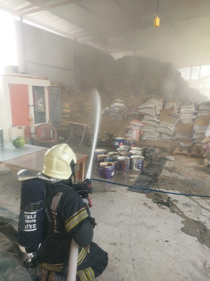 Alev alev yanan samanlıkta binlerce liralık zarar oluştu