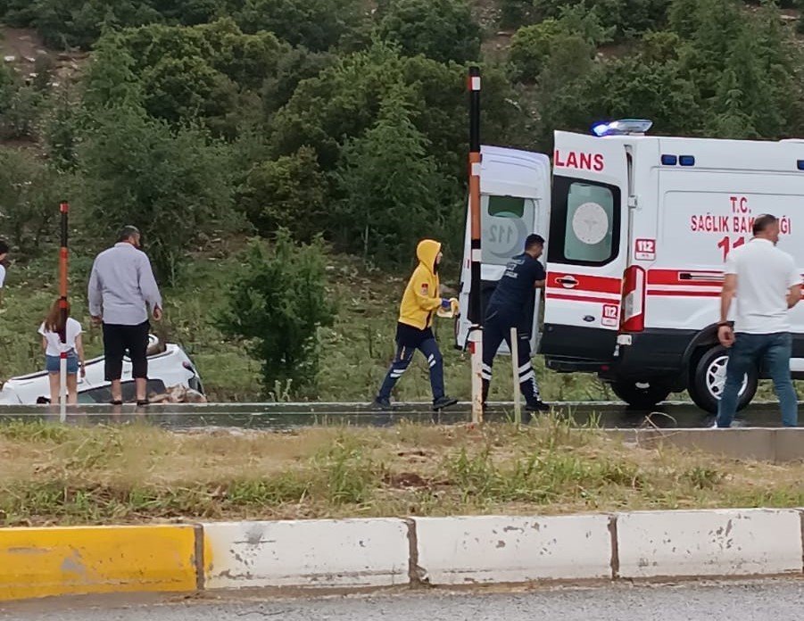 Karşı şeride geçip tarlaya uçtu