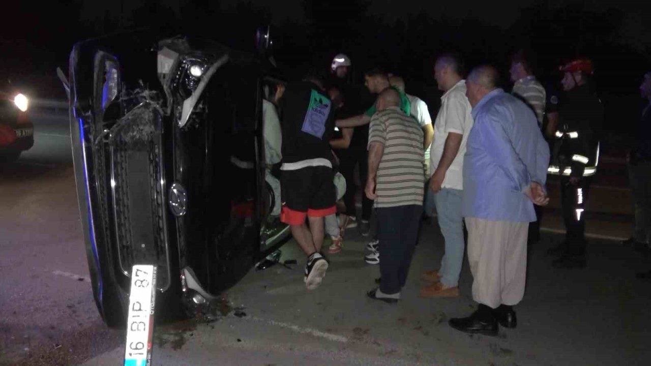 Aydınlatma direğine çarpan otomobildeki 2 kişi yaralandı