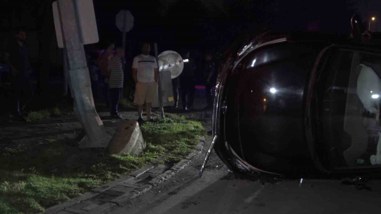 Aydınlatma direğine çarpan otomobildeki 2 kişi yaralandı