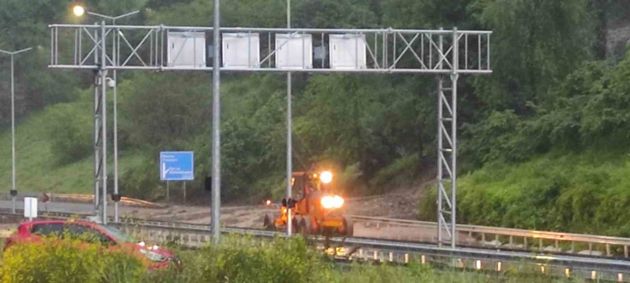 Trabzon-Gümüşhane karayolu sel sularının getirdiği taş ve çamur nedeniyle ulaşıma kapandı