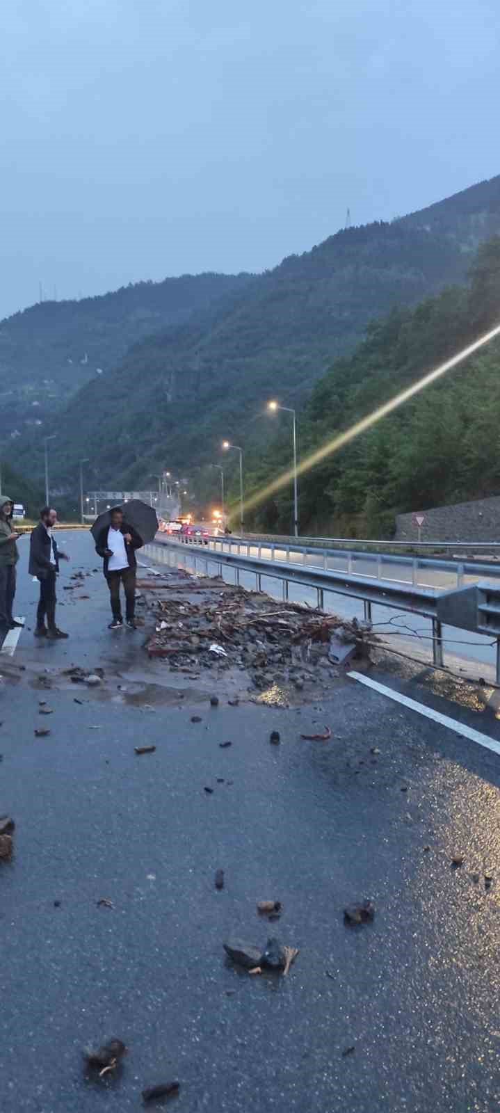Trabzon-Gümüşhane karayolu sel sularının getirdiği taş ve çamur nedeniyle ulaşıma kapandı
