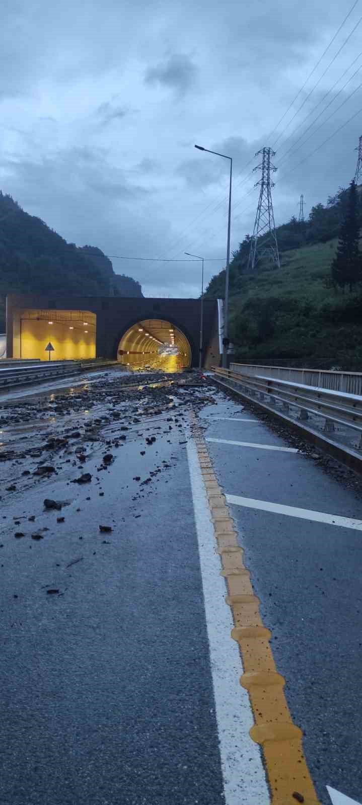 Trabzon-Gümüşhane karayolu sel sularının getirdiği taş ve çamur nedeniyle ulaşıma kapandı