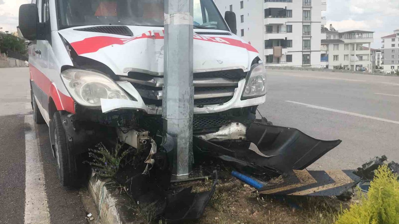 Elazığ’da ambulans aydınlatma direğine çaptı