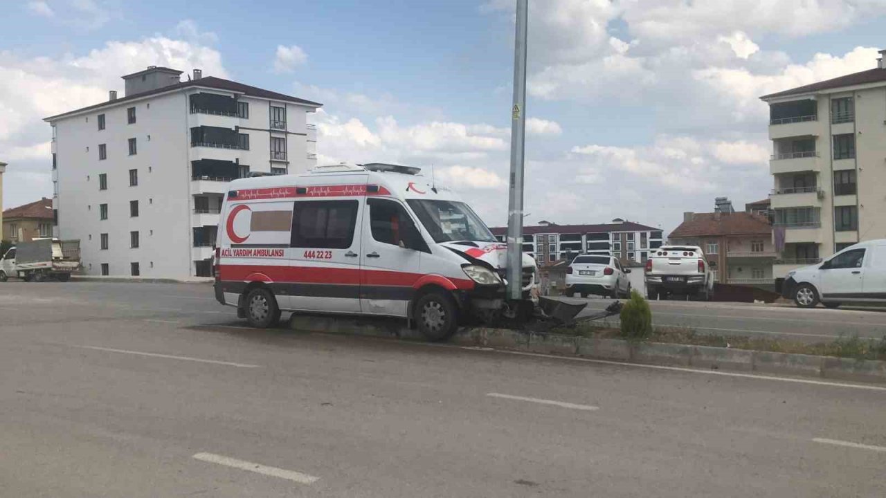 Elazığ’da ambulans aydınlatma direğine çaptı