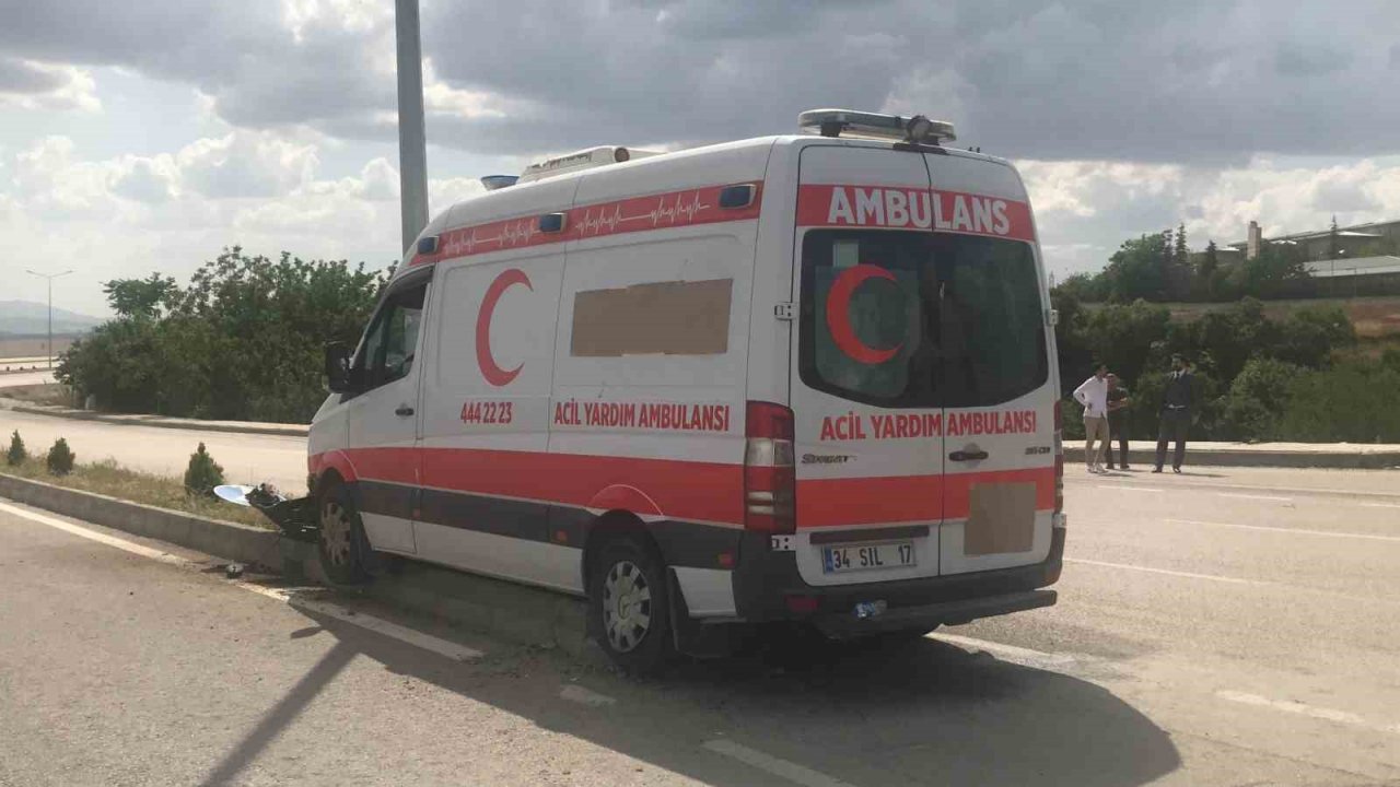 Elazığ’da ambulans aydınlatma direğine çaptı