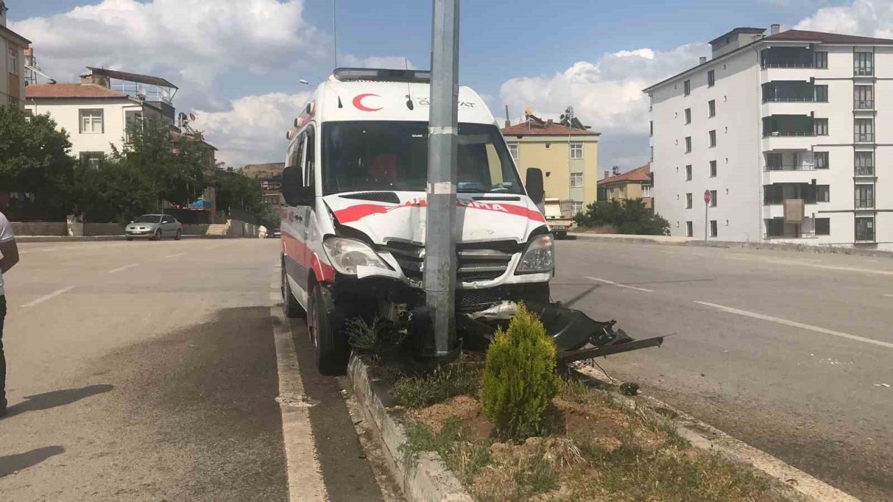 Elazığ’da ambulans aydınlatma direğine çaptı