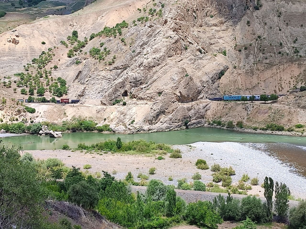 Elazığ’da trenin çarptığı işçiler ağır yaralandı