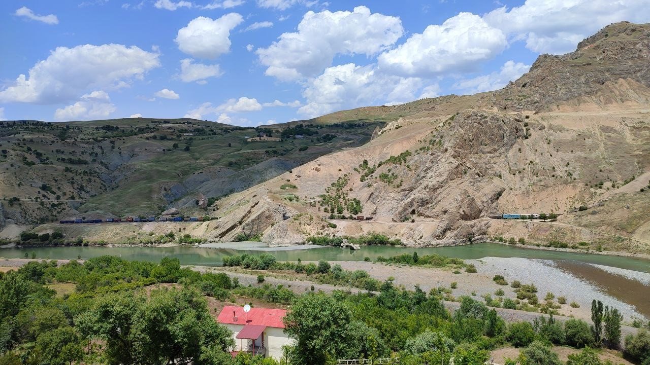 Elazığ’da trenin çarptığı işçiler ağır yaralandı