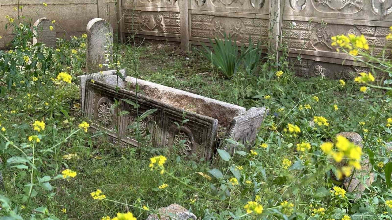 Cami avlusundaki 200 yıllık tarihi mezarlar gün yüzüne çıkarılmayı bekliyor