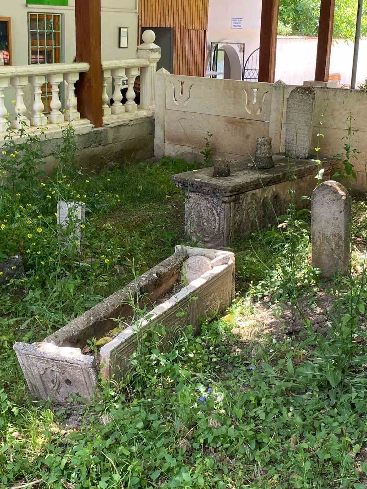 Cami avlusundaki 200 yıllık tarihi mezarlar gün yüzüne çıkarılmayı bekliyor