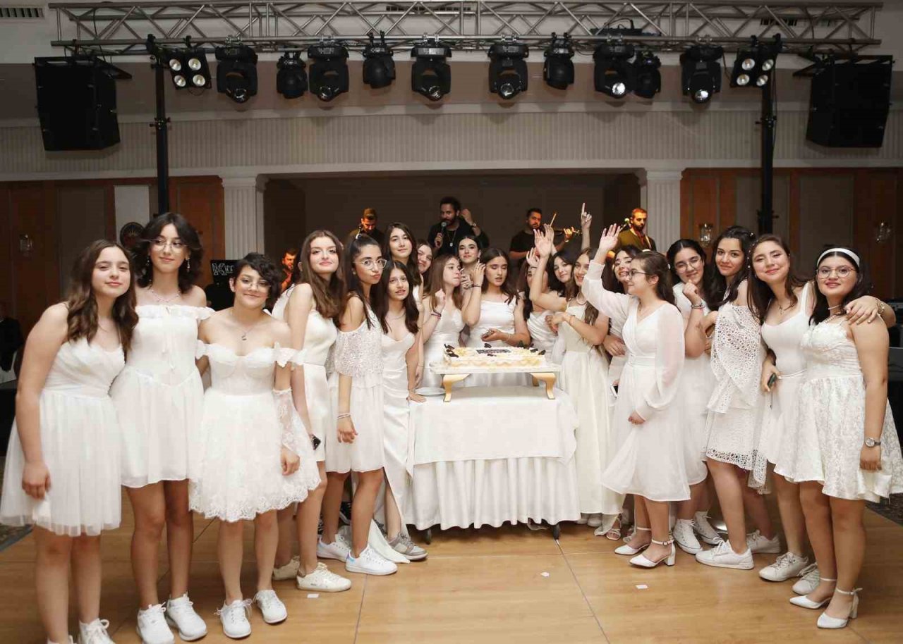 Gaziantep Kolej Vakfı’nda mezuniyet balosu