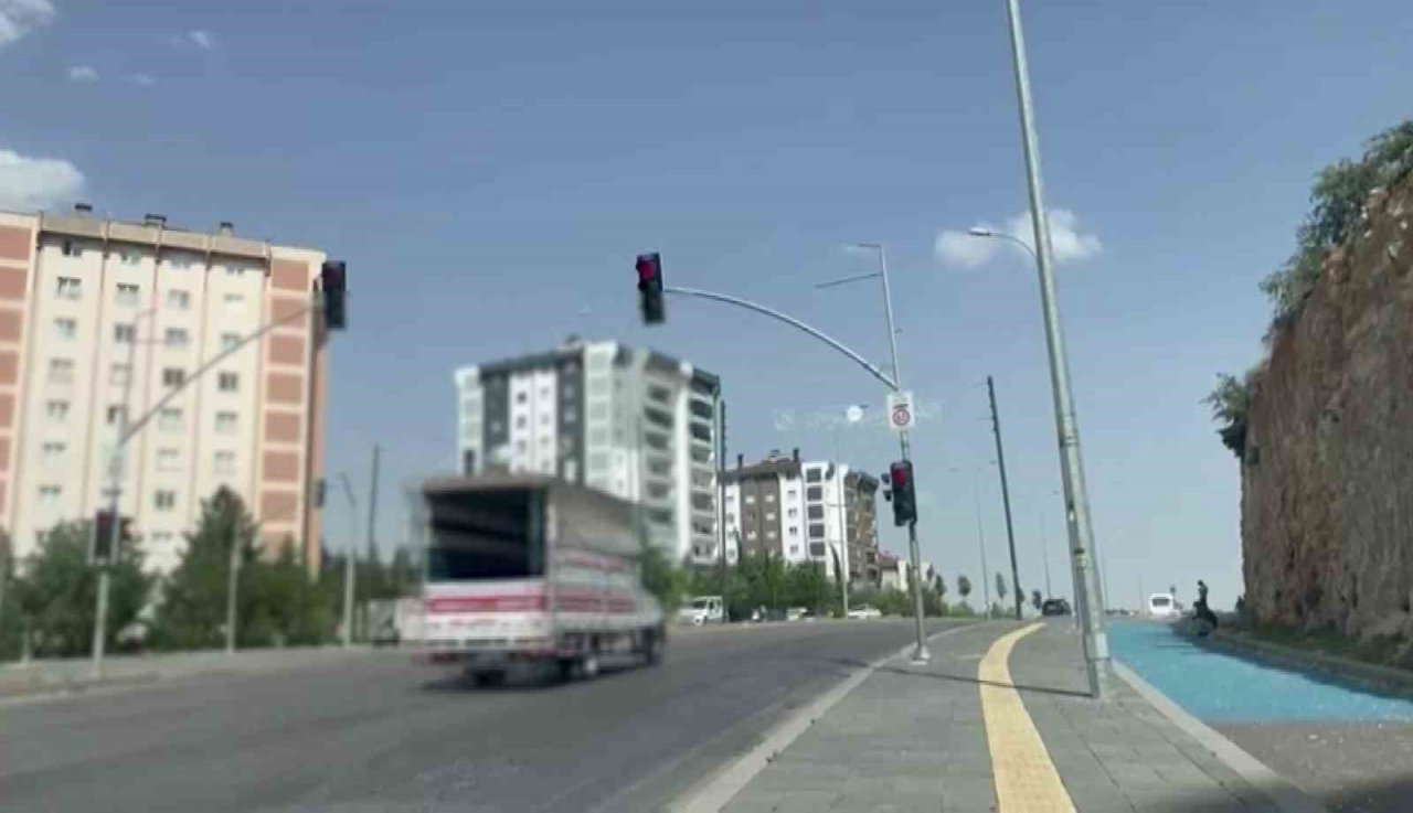 Kırmızı ışıkta geçen araçlara ceza yağdı