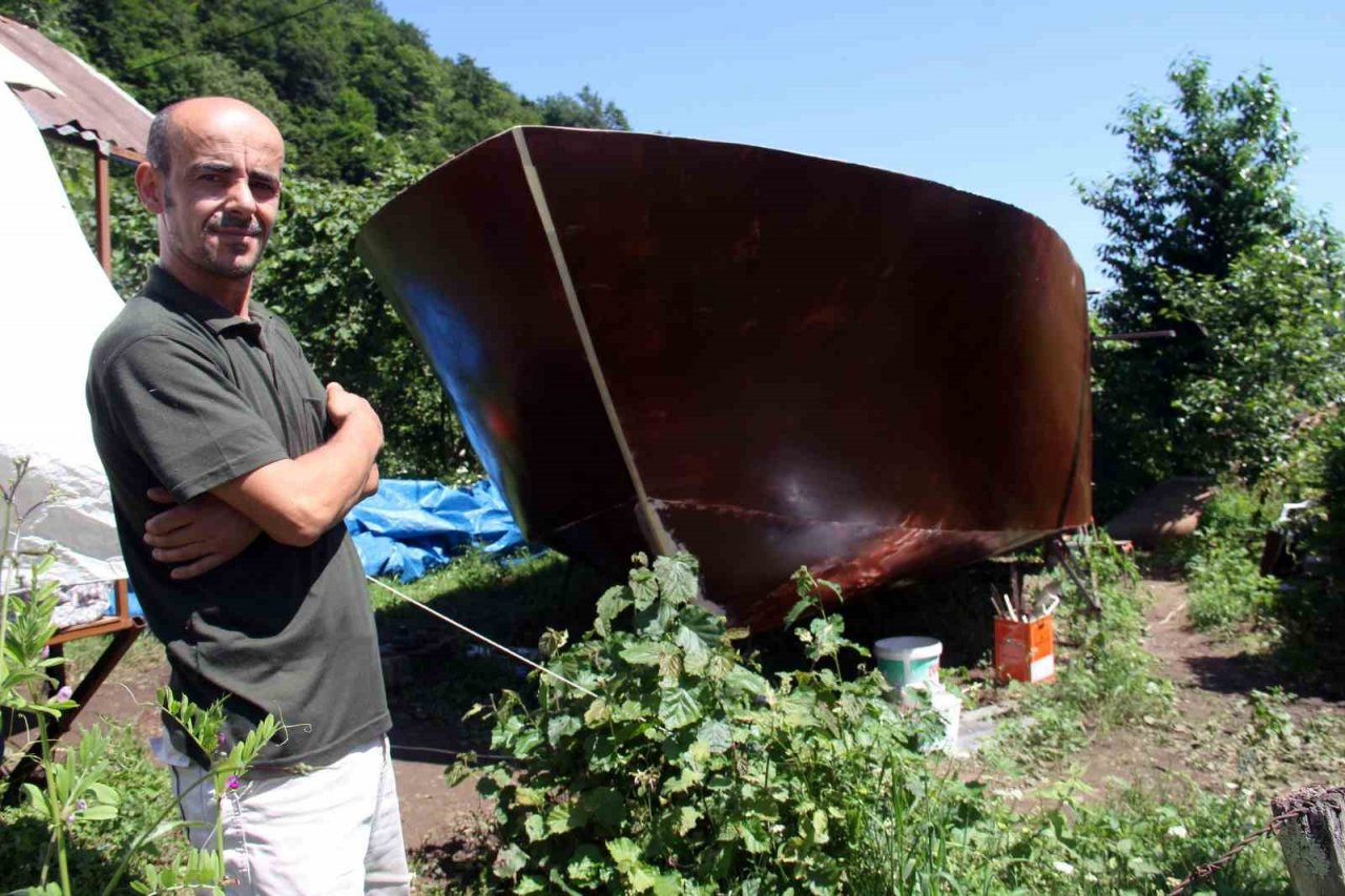 Denize 40 km mesafedeki tepeye deniz feneri yaptılar yetmedi şimdi de tekne yapıyorlar