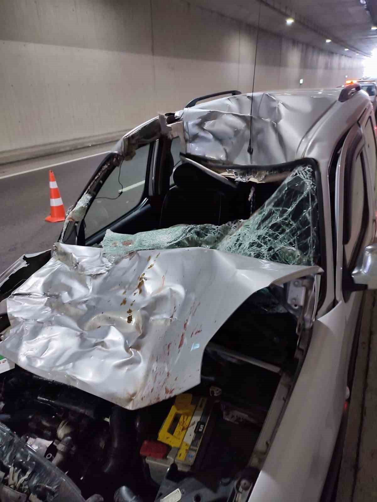 Gümüşhane’de tünel içerisinde hafif ticari aracın çarptığı inek telef oldu, 3 kişi yaralandı