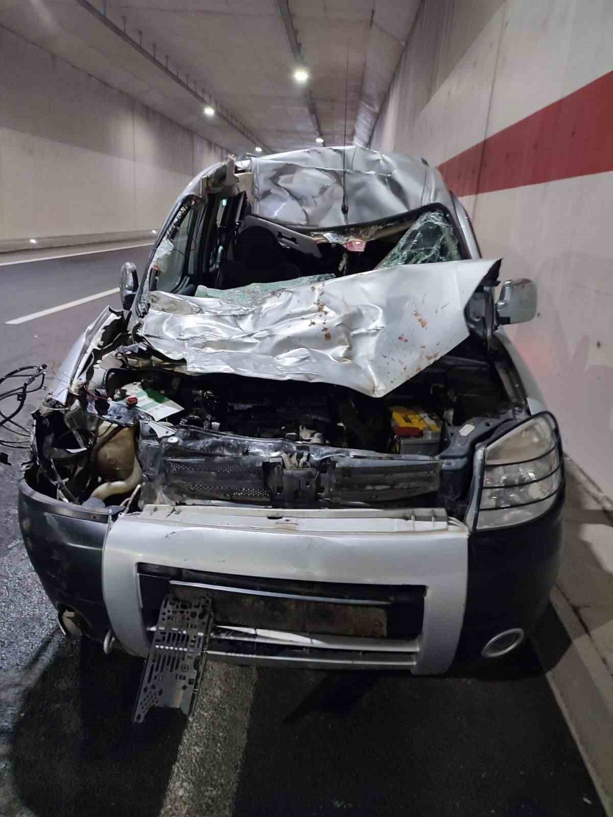 Gümüşhane’de tünel içerisinde hafif ticari aracın çarptığı inek telef oldu, 3 kişi yaralandı