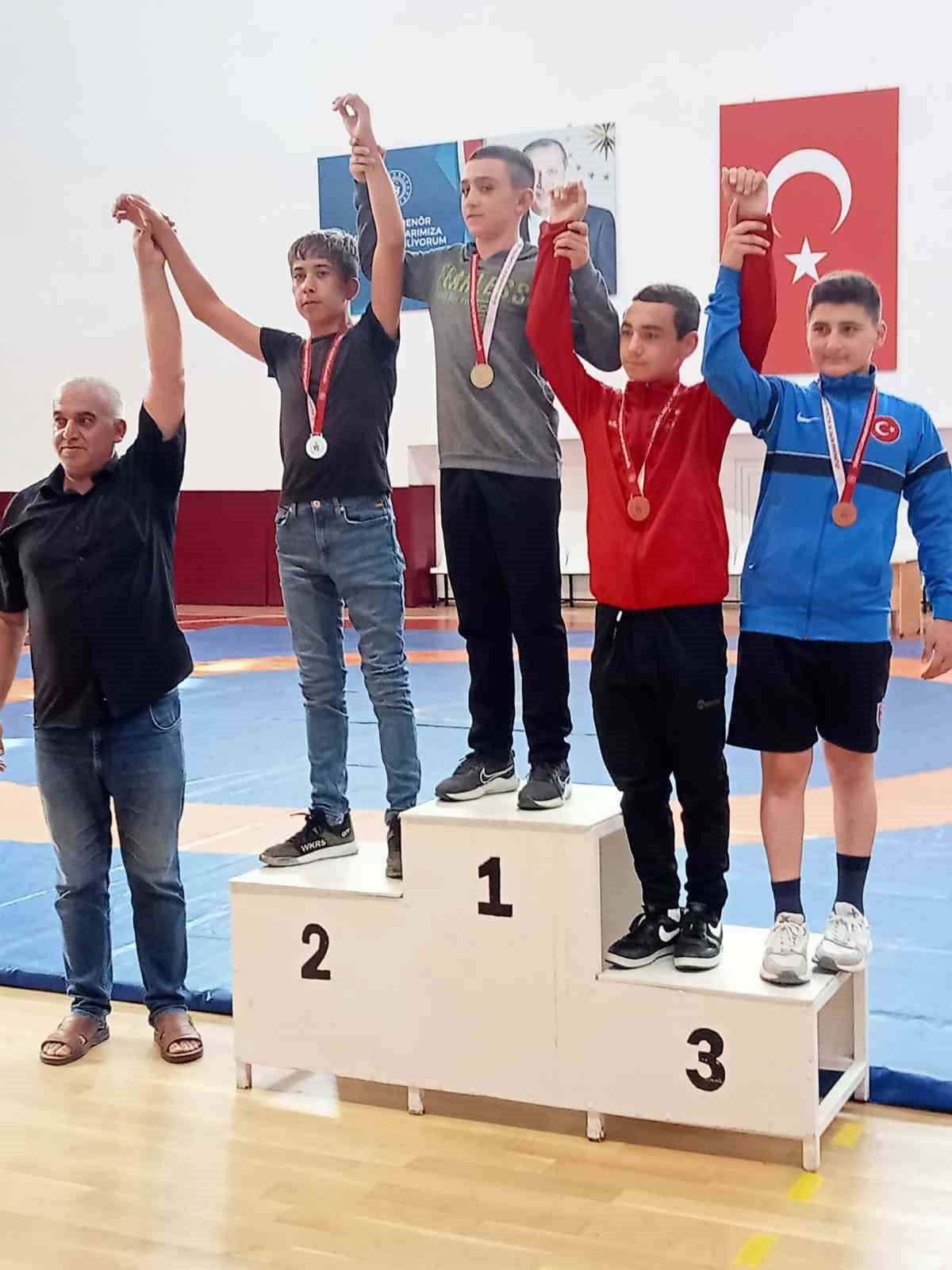 Döşemealtı’nın madalya avcıları hem yağlı hem de minder güreşlerinde başarıdan başarıya koşuyor