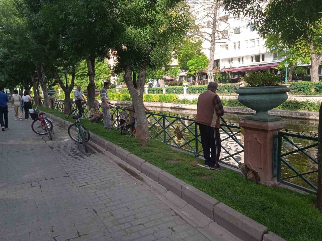 Porsuk’un kenarında emekli vatandaşların balık tutma keyfi