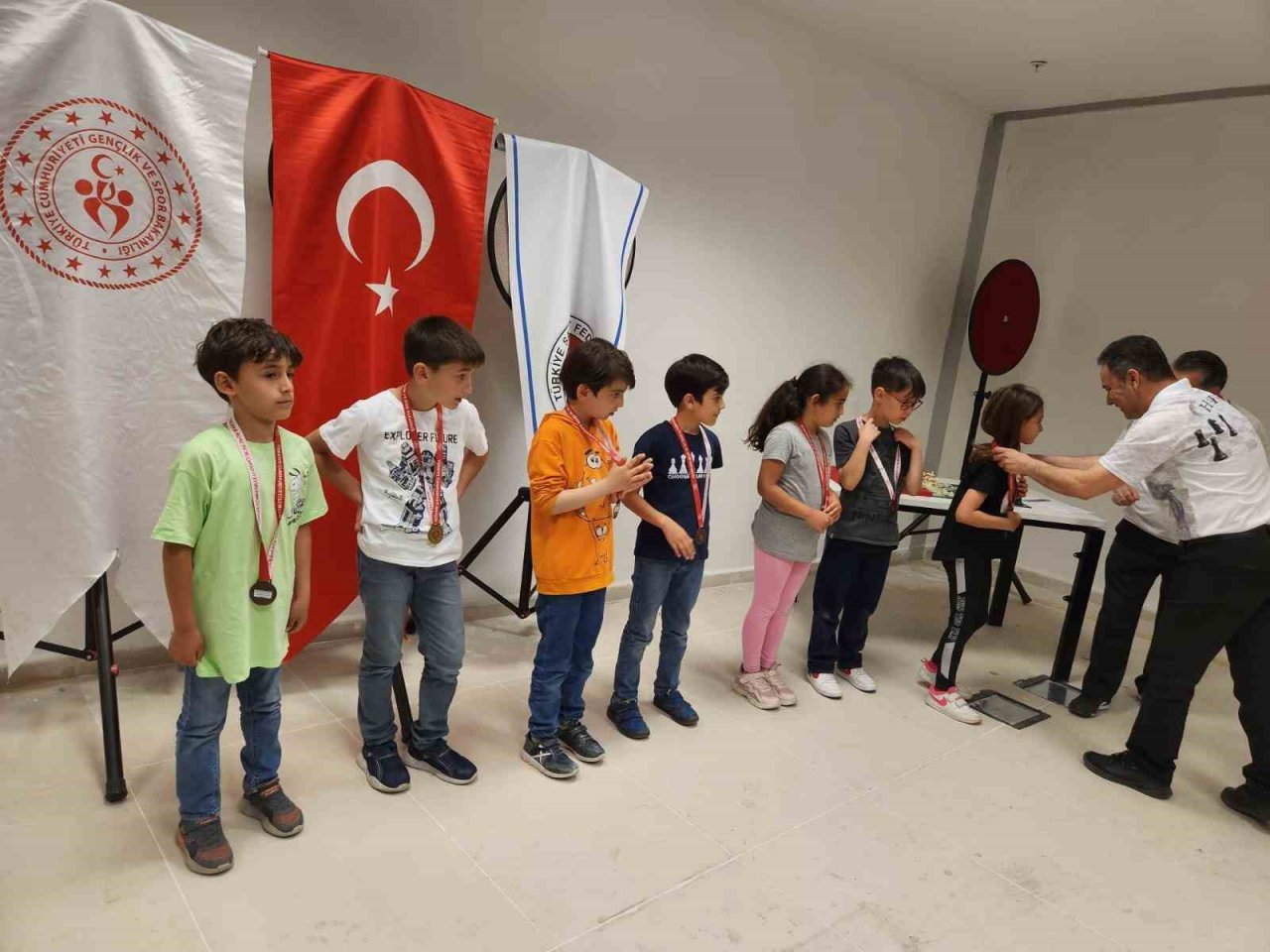 Babalar Günü’ne özel satranç turnuvasında madalyalar sahibini buldu