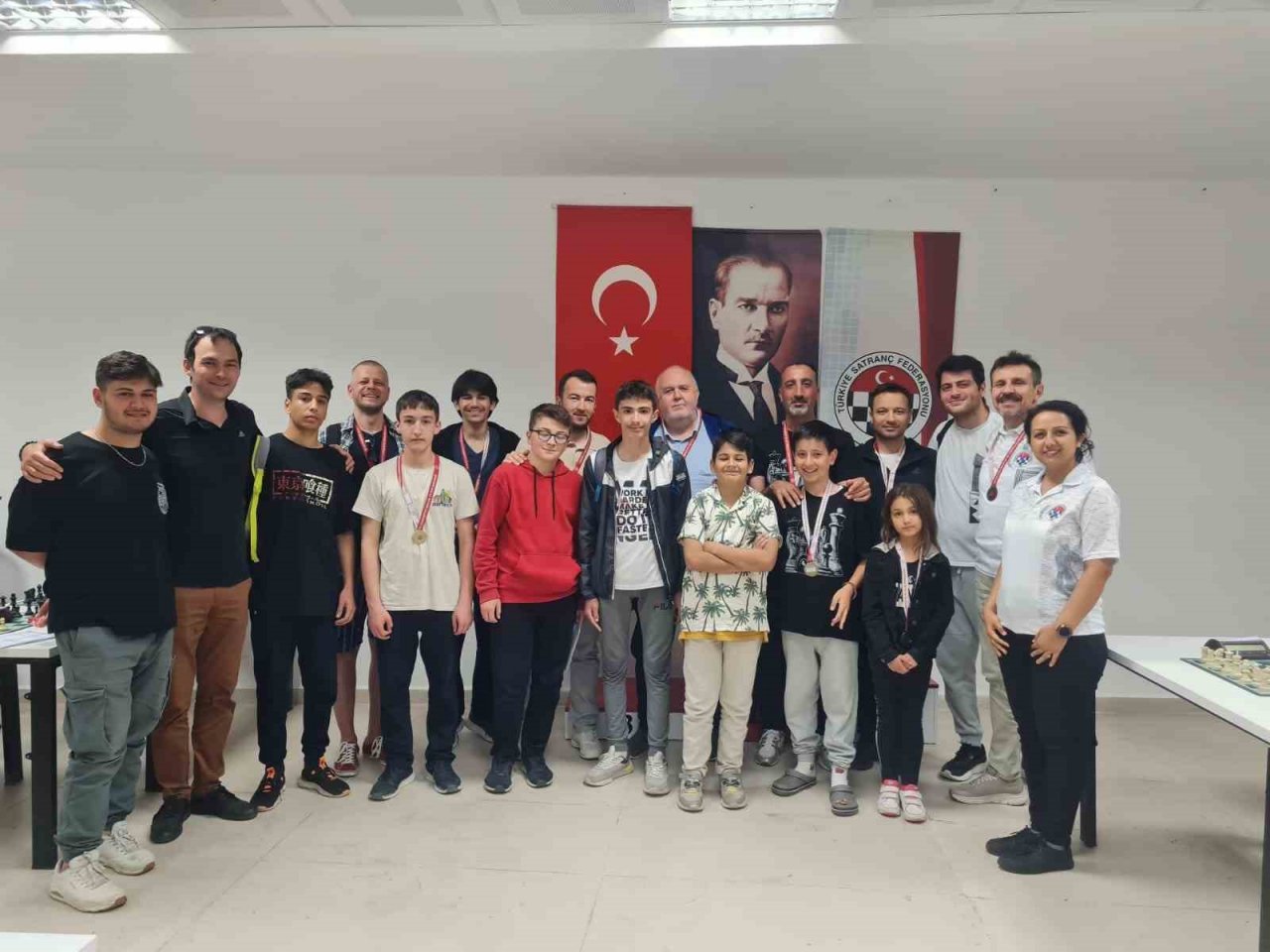 Babalar Günü’ne özel satranç turnuvasında madalyalar sahibini buldu