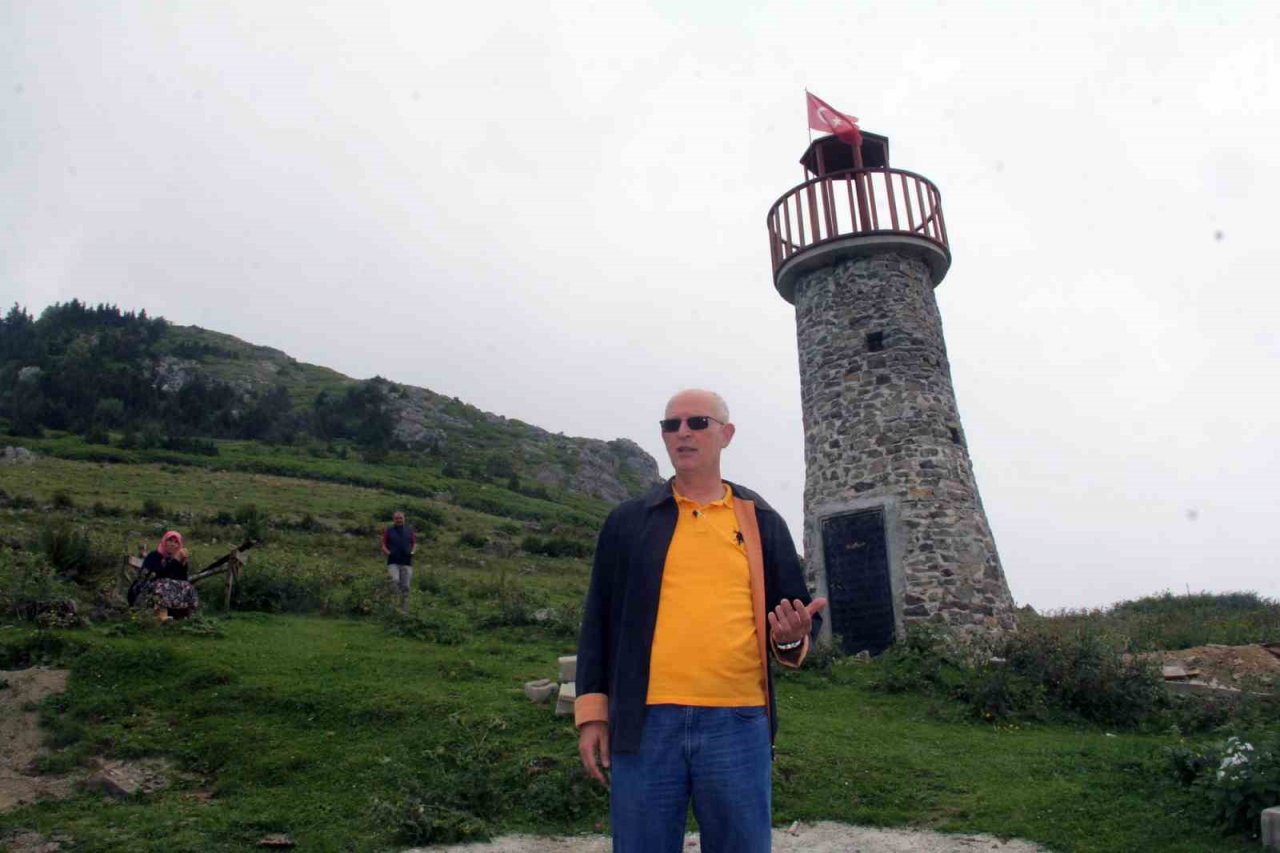 Denize 40 km mesafedeki tepeye deniz feneri yaptılar yetmedi şimdi de tekne yapıyorlar