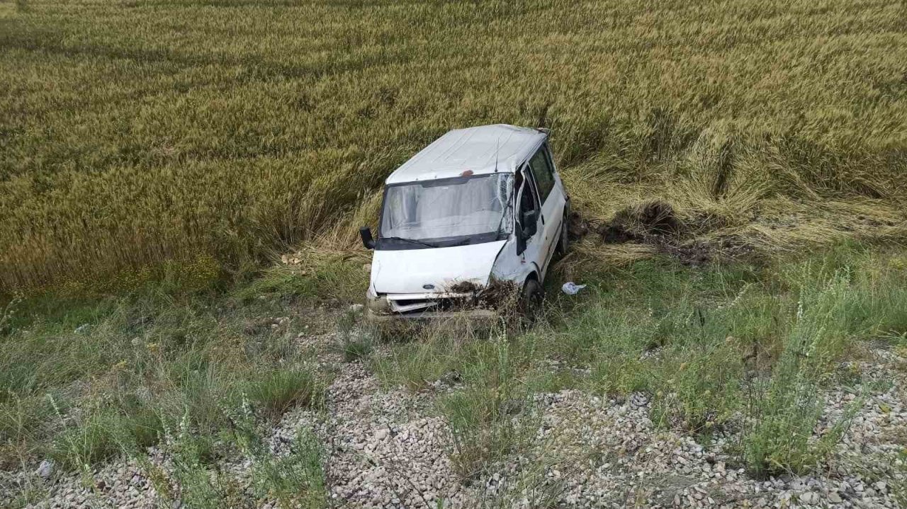 Sungurlu’da minibüs tarlaya uçtu: 1 ölü