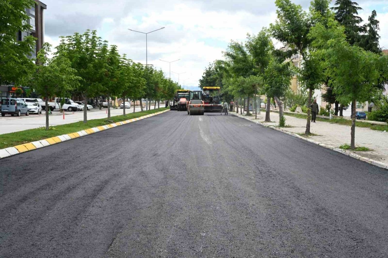 Akıllık kavşak yapıldı, yol asfaltlandı