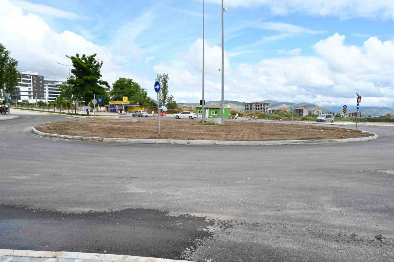 Akıllık kavşak yapıldı, yol asfaltlandı